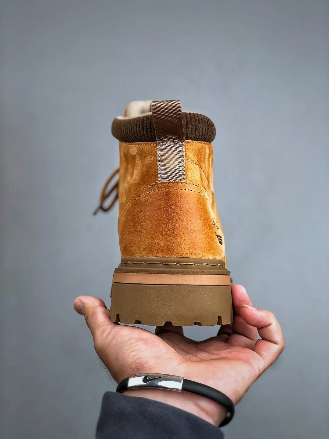 Local pick-up 💰560 supports store release. New goods 🚀 #Timberland Timberland/Timberland classic outdoor casual rhubarb boots series. Guangdong factory quality, original box and original packaging. The fabric is made of Italian 🇮🇹 top-grade frosted fine-grained cowhide. It is paired with anti-odor and anti-corrosion genuine leather latex insoles to give you a perfect wearing experience. The quality is exquisite and durable. A must-have for sportsmen. Specially designed to handle handsomeness. High-quality and first-class foot feel. Size: 38-44 (leather shoe size)